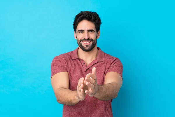 Jovem Homem Bonito Com Barba Sobre Fundo Azul Isolado Aplaudindo — Fotografia de Stock