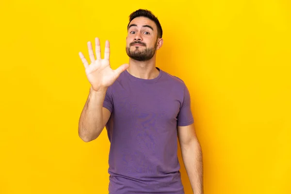 Νεαρός Καυκάσιος Όμορφος Άντρας Απομονωμένος Κίτρινο Φόντο Μετρώντας Πέντε Δάχτυλα — Φωτογραφία Αρχείου