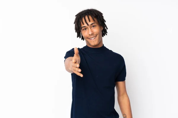 Junger Afrikanisch Amerikanischer Mann Auf Weißem Hintergrund Beim Händeschütteln Weil — Stockfoto