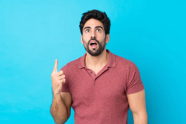 Joven Hombre Guapo Con Barba Sobre Fondo Azul Aislado Apuntando — Foto de Stock