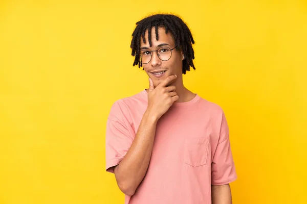 Fiatal Afro Amerikai Férfi Elszigetelt Sárga Háttér Szemüveggel Mosolygós — Stock Fotó