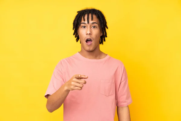 Young African American Man Isolated Yellow Background Surprised Pointing Front — Stock Photo, Image