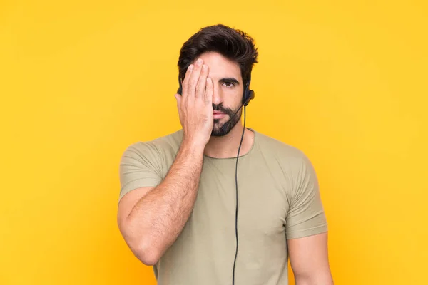 Telemarketer Mann Arbeitet Mit Einem Headset Über Isoliertem Gelben Hintergrund — Stockfoto