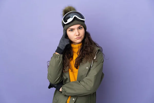 Tonåring Ryska Flicka Med Snowboard Glasögon Isolerad Lila Bakgrund Tänker — Stockfoto