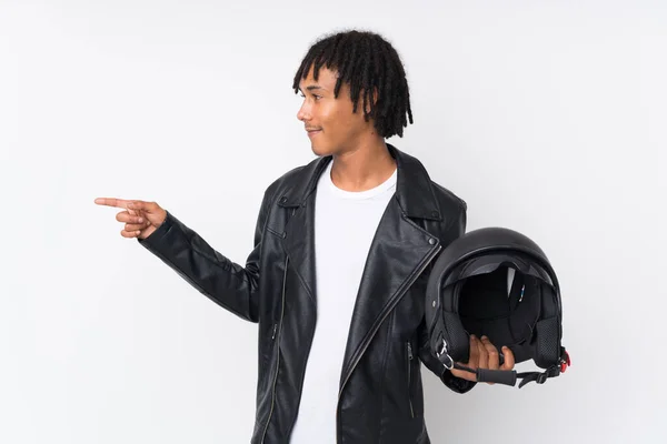 年轻的非洲裔美国人 头戴独立于白色背景的摩托车头盔 指着侧面展示自己的产品 — 图库照片