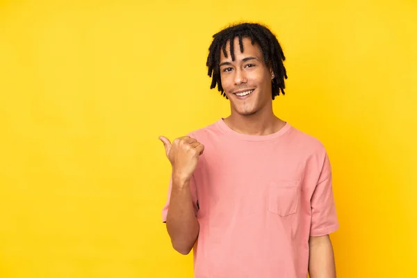 Young African American Man Isolated Yellow Background Pointing Side Present — Stock Photo, Image