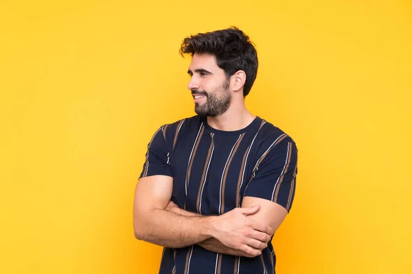 Joven Hombre Guapo Con Barba Sobre Fondo Amarillo Aislado Mirando — Foto de Stock