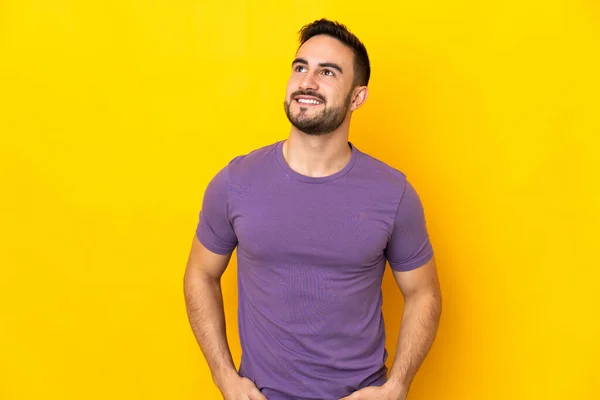 Joven Caucásico Guapo Hombre Aislado Amarillo Fondo Pensamiento Idea Mientras — Foto de Stock