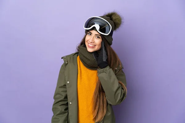 Esquiador Menina Caucasiana Com Óculos Snowboard Isolado Fundo Roxo Rindo — Fotografia de Stock