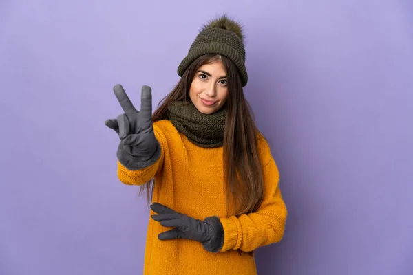 Giovane Ragazza Caucasica Con Cappello Invernale Isolato Sfondo Viola Sorridente — Foto Stock