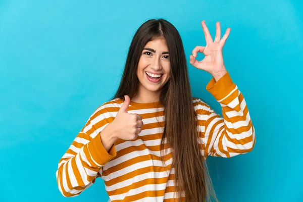 Młoda Kaukaska Kobieta Odizolowana Niebieskim Tle Pokazuje Znak Kciuk Górę — Zdjęcie stockowe