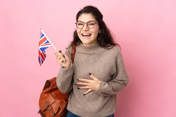 Junge Russin Mit Britischer Flagge Auf Rosa Hintergrund Lächelt Viel — Stockfoto