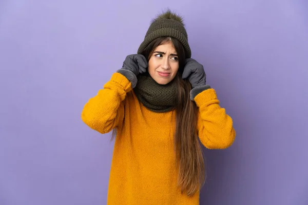 Jovem Caucasiana Com Chapéu Inverno Isolado Fundo Roxo Frustrado Cobrindo — Fotografia de Stock