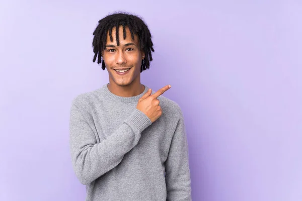 Young African American Man Isolated Purple Background Pointing Side Present — Stock Photo, Image