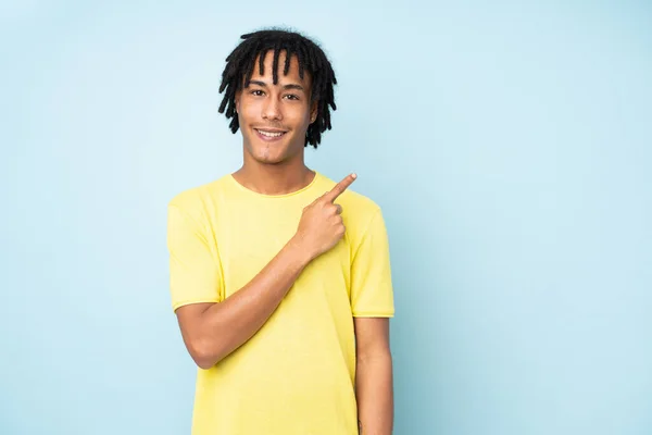 Mavi Arka Planda Izole Edilmiş Genç Afrikalı Amerikalı Bir Ürün — Stok fotoğraf