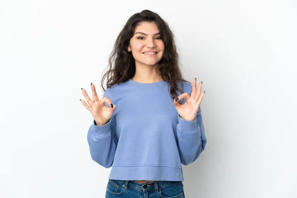 Adolescente Russo Menina Isolado Fundo Branco Mostrando Sinal Com Duas — Fotografia de Stock