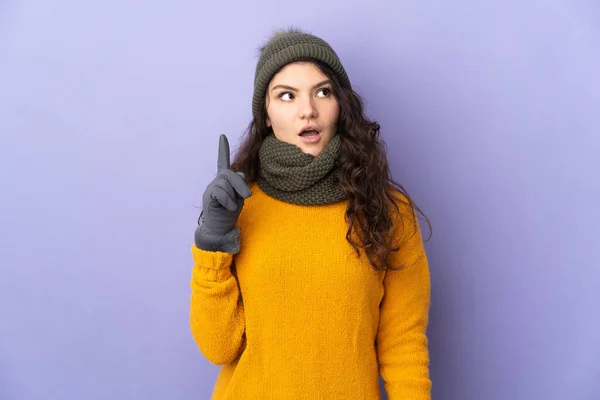 Tonåring Ryska Flicka Med Vinter Hatt Isolerad Lila Bakgrund Tänker — Stockfoto