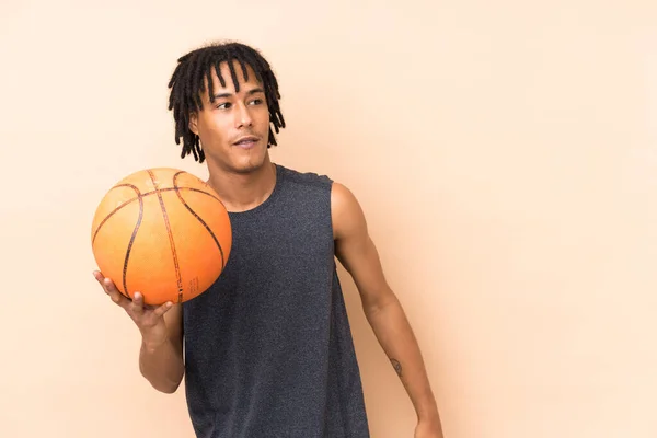 Pemuda African American Pria Terisolasi Pada Latar Beige Bermain Basket — Stok Foto