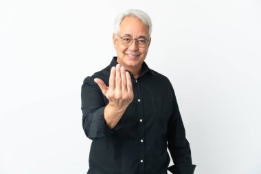 Orta yaşlı Brezilyalı bir adam beyaz arka planda izole edilmiş ve davet edilmişti. Gelmene sevindim.