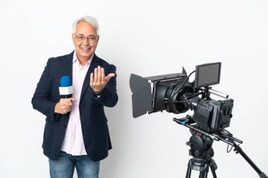 Gazeteci orta yaşlı Brezilyalı bir adam mikrofon tutuyor ve beyaz arka planda izole edilmiş haberleri bildiriyor. Gelmene sevindim.