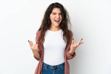 Beyaz arka planda izole edilmiş genç Rus kız boynuz hareketi yapıyor.