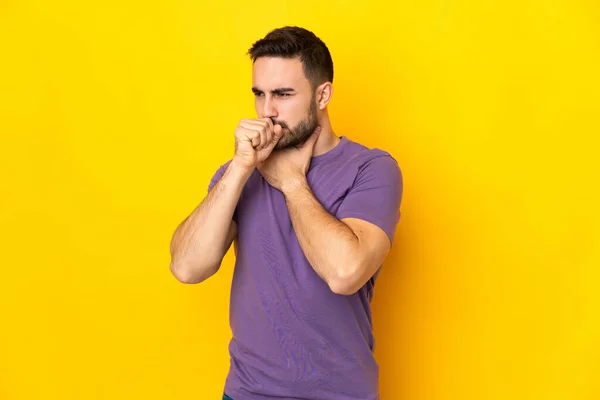 Junge Kaukasische Gutaussehende Mann Isoliert Auf Gelbem Hintergrund Hustet Viel — Stockfoto