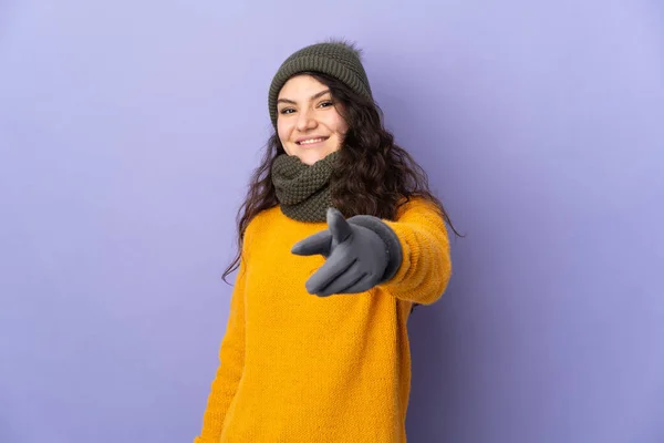 俄罗斯少女 头戴紫色背景的冬帽 满脸喜色 — 图库照片