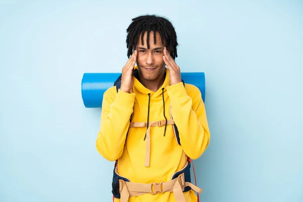 Junge Bergsteiger Afrikanisch Amerikanischer Mann Mit Einem Großen Rucksack Isoliert — Stockfoto