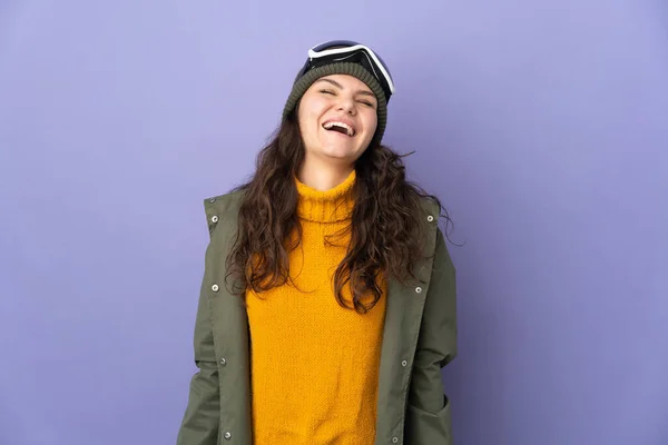 Tonåring Ryska Flicka Med Snowboard Glasögon Isolerad Lila Bakgrund Skrattar — Stockfoto