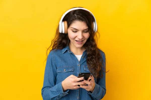 Adolescente Russe Fille Isolée Sur Fond Jaune Écouter Musique Regarder — Photo