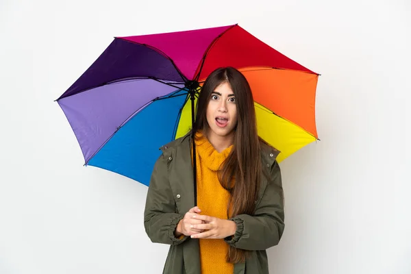 Mladá Žena Drží Deštník Izolované Bílém Pozadí Překvapivým Výrazem Obličeje — Stock fotografie