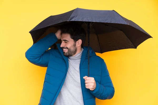 Mens Met Een Paraplu Geïsoleerde Gele Achtergrond Heeft Iets Gerealiseerd — Stockfoto