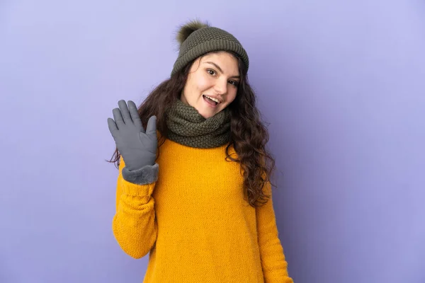 Menina Russa Adolescente Com Chapéu Inverno Isolado Fundo Roxo Saudando — Fotografia de Stock