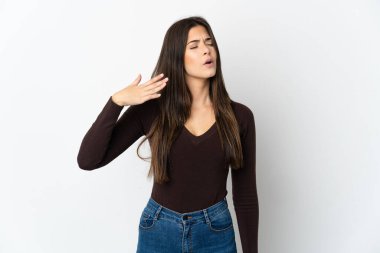 Genç Brezilyalı kız, yorgun ve hasta bir ifadeyle beyaz arka planda izole edilmiş.