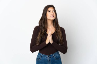 Beyaz arka planda izole edilmiş Brezilyalı genç kız avuç içlerini bir arada tutuyor. İnsan bir şey ister.