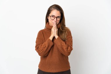 Beyaz arka planda izole edilmiş orta yaşlı Brezilyalı kadın avuç içlerini bir arada tutuyor. İnsan bir şey ister.