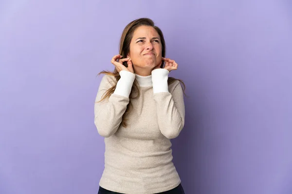 Mujer Brasileña Mediana Edad Aislada Sobre Fondo Púrpura Frustrada Cubriendo —  Fotos de Stock