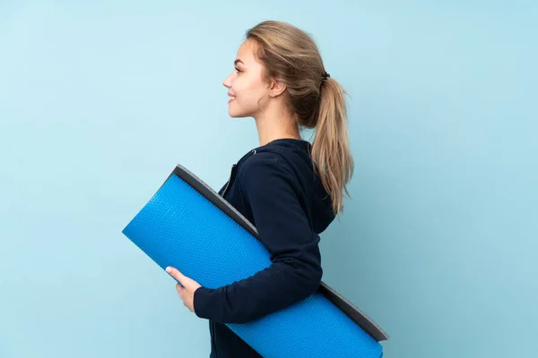 Adolescente Rusa Chica Holding Mat Aislado Sobre Fondo Azul Posición —  Fotos de Stock