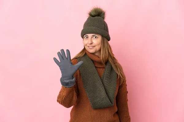 Женщина Средних Лет Зимней Шляпе Розовом Фоне Пятеро Пальцами — стоковое фото