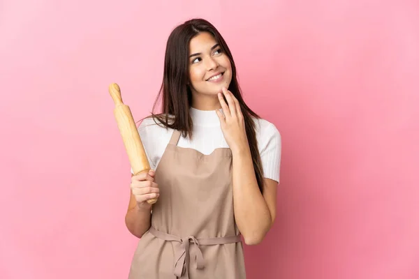 Adolescente Brésilienne Tenant Rouleau Pâtisserie Isolé Sur Fond Rose Levant — Photo