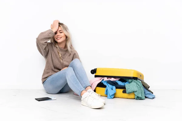 Teenager Ragazza Bionda Con Una Valigia Piena Vestiti Seduti Sul — Foto Stock