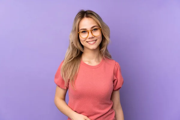 Adolescente Rusa Chica Aislada Sobre Fondo Púrpura Con Gafas Sonriendo —  Fotos de Stock