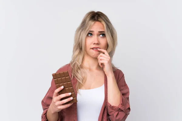 Teenager Blondýny Dívka Přes Izolované Bílé Pozadí Přičemž Čokoládové Tablety — Stock fotografie