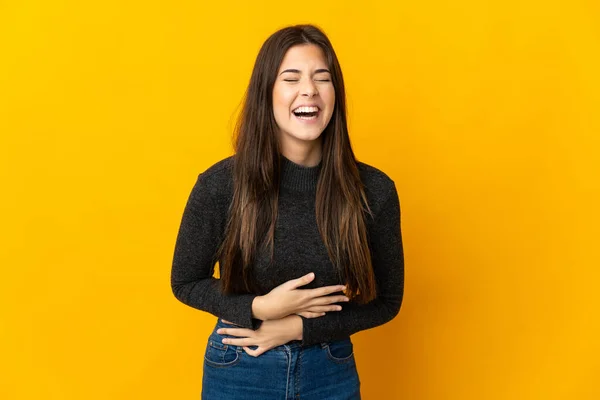 Adolescente Menina Brasileira Isolada Fundo Amarelo Sorrindo Muito — Fotografia de Stock