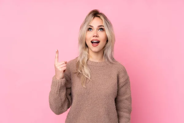 Menina Loira Adolescente Vestindo Uma Camisola Sobre Fundo Rosa Isolado — Fotografia de Stock