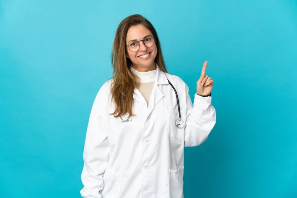 Médico Brasileiro Meia Idade Isolado Fundo Azul Mostrando Levantando Dedo — Fotografia de Stock