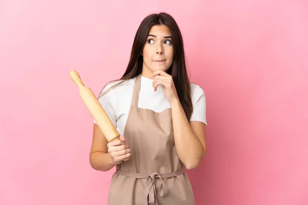 Adolescente Brésilienne Tenant Rouleau Pâtisserie Isolé Sur Fond Rose Ayant — Photo