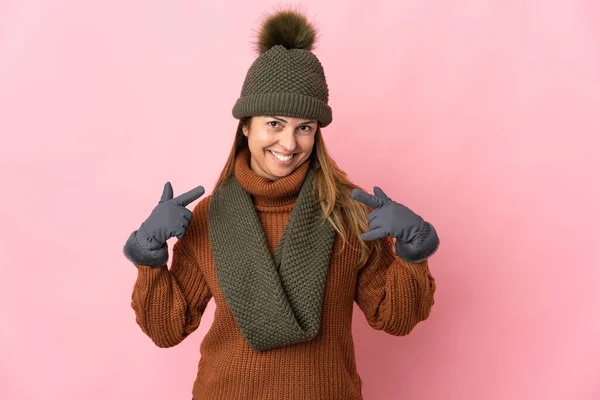 Femme Moyen Age Avec Chapeau Hiver Isolé Sur Fond Rose — Photo