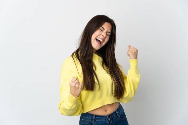 Genç Brezilyalı kız beyaz arka planda izole edilmiş zaferi kutluyor.