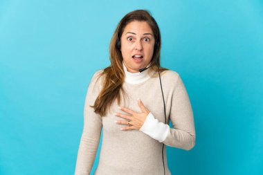 Soyutlanmış mavi bir geçmişi olan genç bir pazarlamacı kadın sağa bakarken şaşırmış ve şok olmuştu.